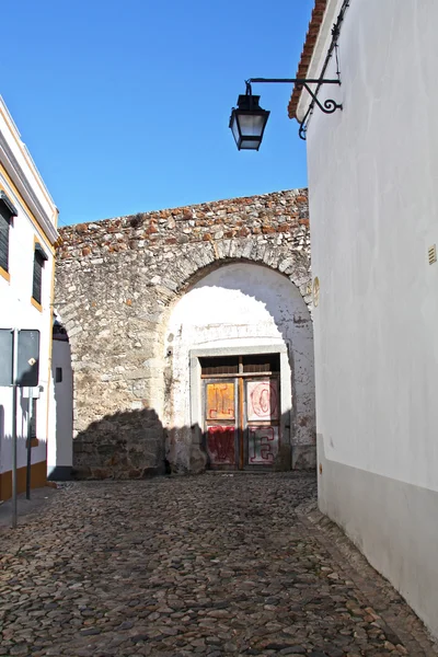 Evora şehrin eski kent sokak. Alentejo, Portekiz, Avrupa. — Stok fotoğraf