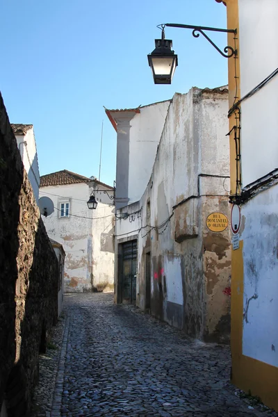 Evora şehrin eski kent sokak. Alentejo, Portekiz, Avrupa. — Stok fotoğraf