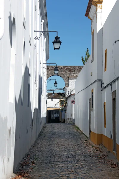 Old urban street in Evora town. Alentejo, Portugal, Europe. — Stock Photo, Image