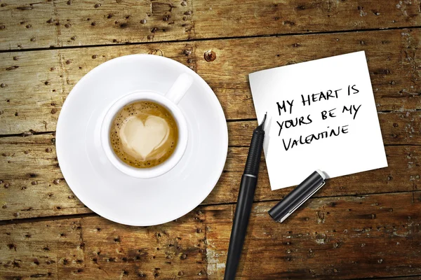 Hjärtat kaffe, med penna och anteckningar — Stockfoto