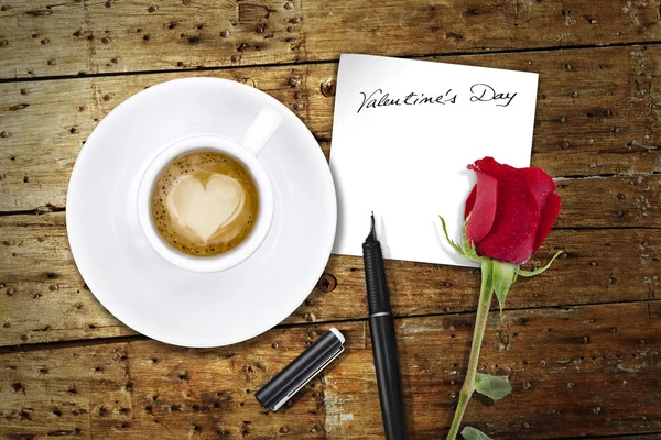 Koffie op Valentijnsdag, houten tafel/vintage valentin dag terug Stockafbeelding