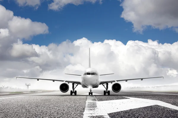 Opstijging vliegtuig op luchthaven Stockfoto