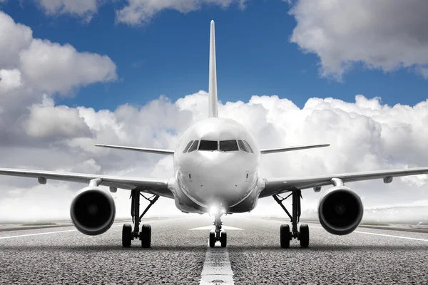 Avión de despegue en aeropuerto — Foto de Stock