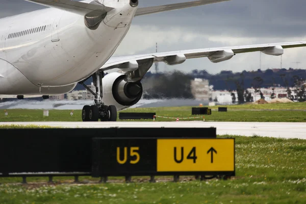 Avião de descolagem no aeroporto Lisboa Portugal — Fotografia de Stock