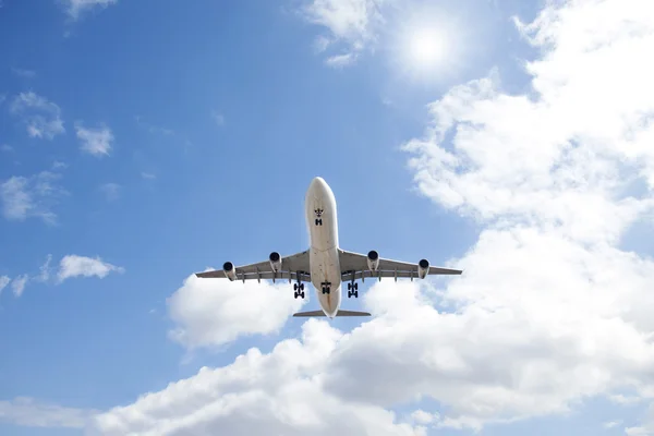 Avión en el cielo, Airbus A340 — Foto de Stock