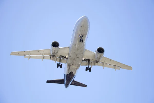 Samolot w niebo, airbus a340 — Zdjęcie stockowe