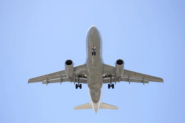 Flugzeug am Himmel, Airbus a340 — Stockfoto