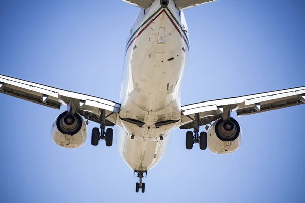 Samolot w niebo, airbus a340 — Zdjęcie stockowe