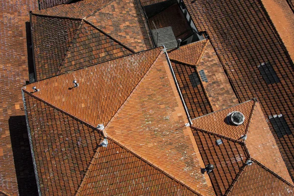 Клейкая плитка на крыше — стоковое фото