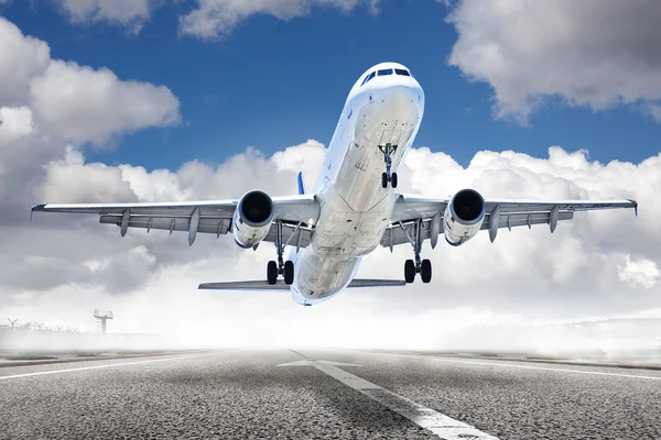 Απογείωση αεροπλάνο στο αεροδρόμιο — Φωτογραφία Αρχείου