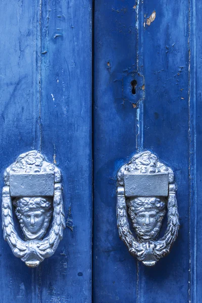 Imagem de close-up de porta de madeira velha com botão de metal e parafuso enferrujado . — Fotografia de Stock