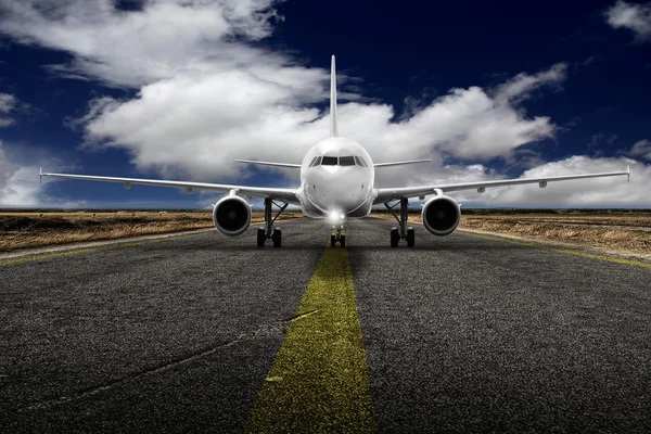 Avião de descolagem no aeroporto — Fotografia de Stock