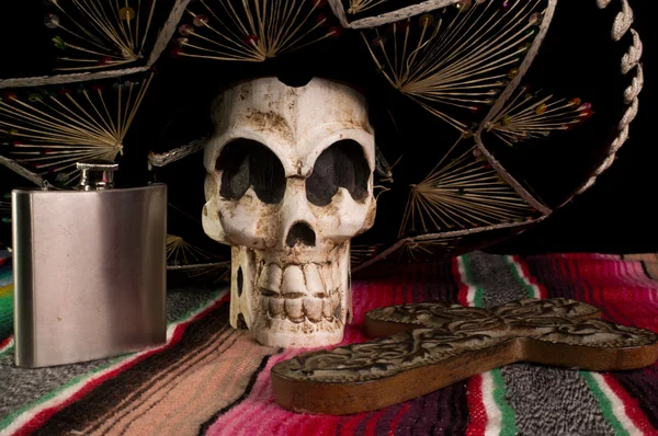 Dia dos Mortos Caveira, Sombrero, Cruz, & Tequila Flask — Fotografia de Stock