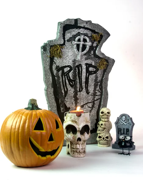 Halloweenversieringen grafsteen & pompoen — Stockfoto