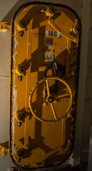 Κλειδωμένη πόρτα εκκολάπτονται πλοίο — Φωτογραφία Αρχείου
