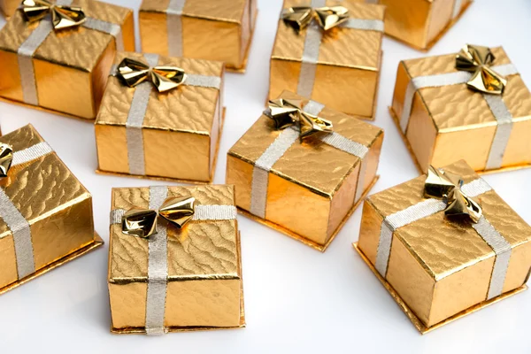 Petits cadeaux de Noël en or — Photo