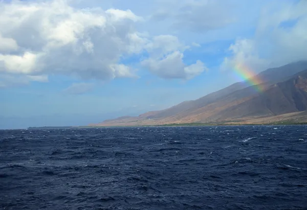 Regnbåge över maui, hawaii — Stockfoto