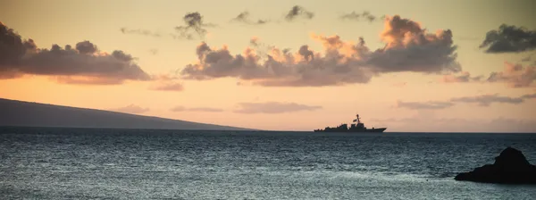 Ons Marine schip bij zonsondergang Rechtenvrije Stockfoto's