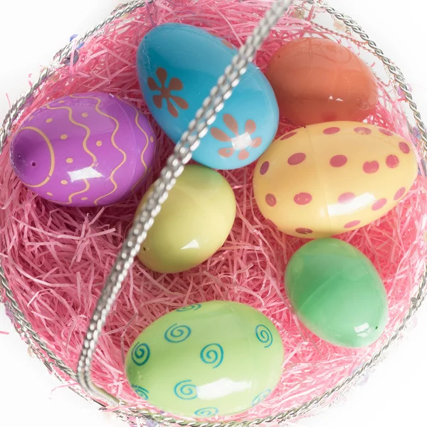 Cesta de Páscoa com ovos de Páscoa coloridos — Fotografia de Stock