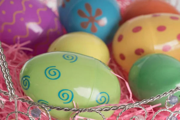 Osterkorb mit bunten Ostereiern — Stockfoto