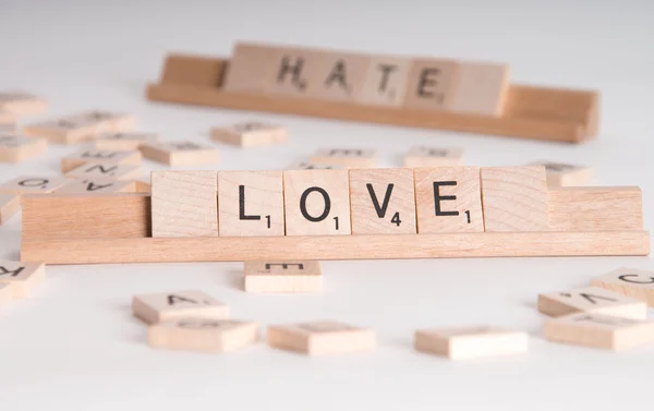 Concept: Love Hate Scrable Letters — Stockfoto