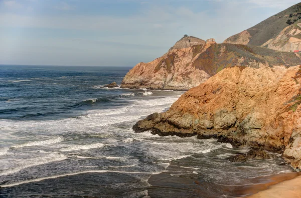 Skalnaté pobřeží half moon bay — Stock fotografie