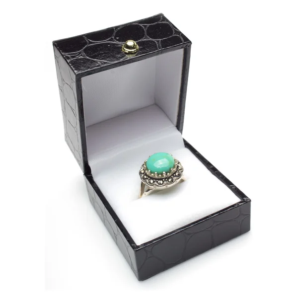 在礼品盒中的绿松石戒指 — 图库照片