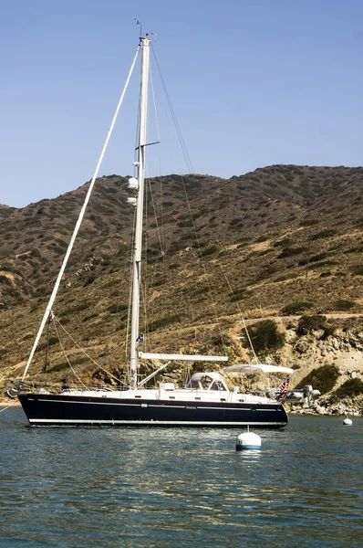 Barca a vela ormeggiata al porto di Catalina — Foto Stock