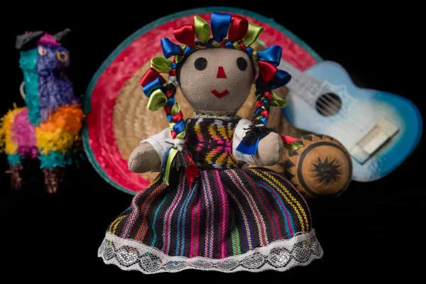 Muñeca mexicana y juguetes — Foto de Stock