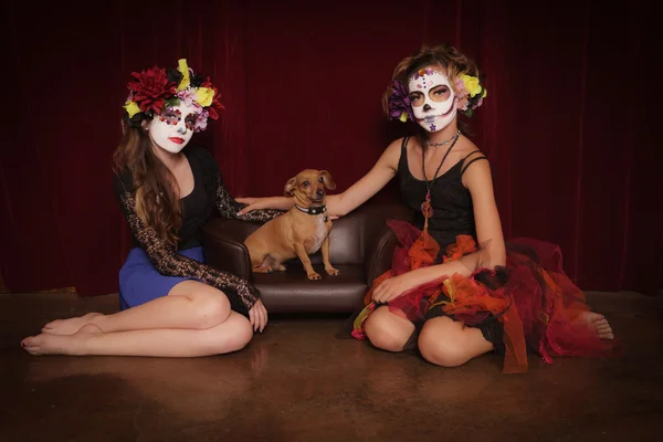 Día de las Muertas Chicas con Perro —  Fotos de Stock