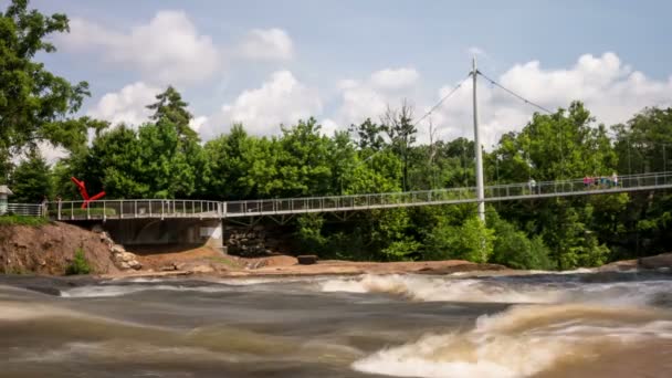 Most svobody nad vodopády parku na pisklavý řeky časová prodleva — Stock video