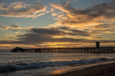Seal Beach Pier günbatımı