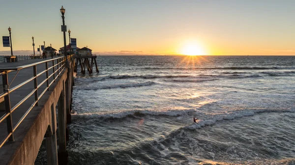 Huntington plage jetée coucher de soleil — Photo