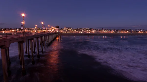 Huntington Beach Pier in schemerlicht — Stockfoto