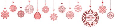 Noel ve kış mevsimleri için farklı kar yıldızları sarkıyor. Noel ve beyaz arkaplanlı yeni yıl kutlamaları yapılıyor.