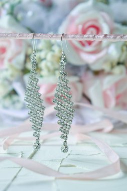 Bir buketin arka planında güzel küpeler. düğün süslemeleri