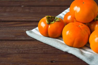 Turuncu bir hurma gri bir havlunun üzerinde yatıyor.