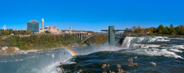 Niagara cai e Rainbow Bridge, vista do lado americano Imagem De Stock