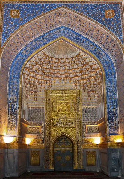 L'interno di Ulugh Beg Madrasah, Samarcanda, Uzbekistan Foto Stock