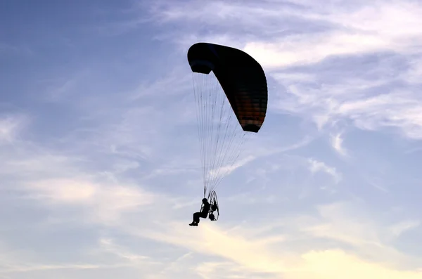 Gleitschirm im Flug gegen den Himmel — Stockfoto