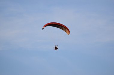 Yamaçparaşütü uçuş gökyüzüne karşı