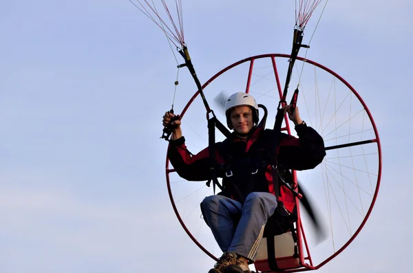 Paraglider i flykt mot himlen — Stockfoto