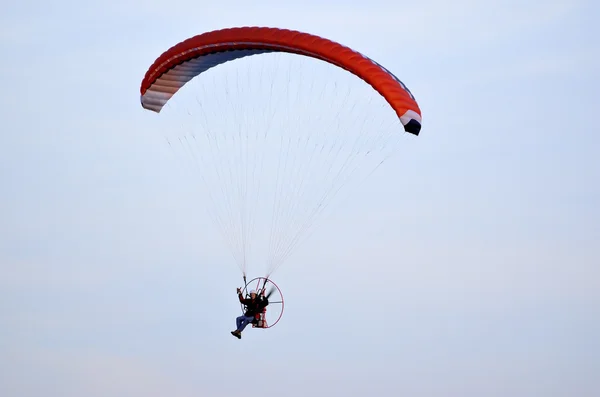 滑翔伞在天空飞行 — 图库照片
