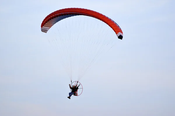 Gleitschirm im Flug gegen den Himmel — Stockfoto