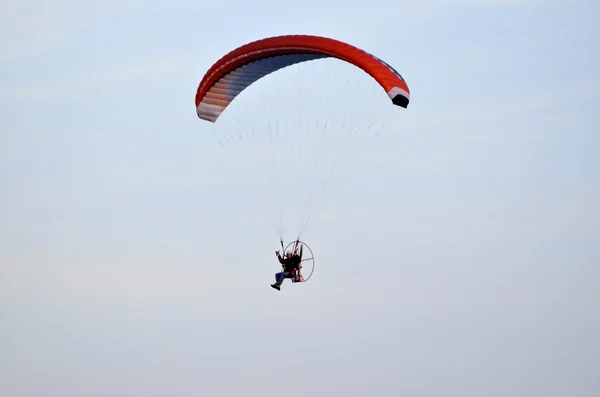 Parapente em voo contra o céu — Fotografia de Stock