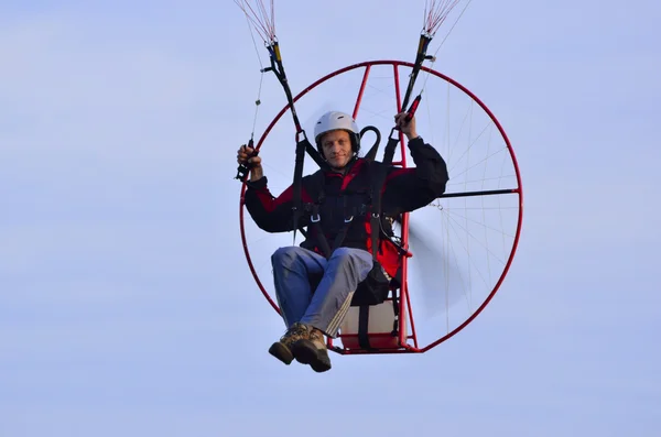 Gleitschirm im Flug gegen den Himmel — Stockfoto