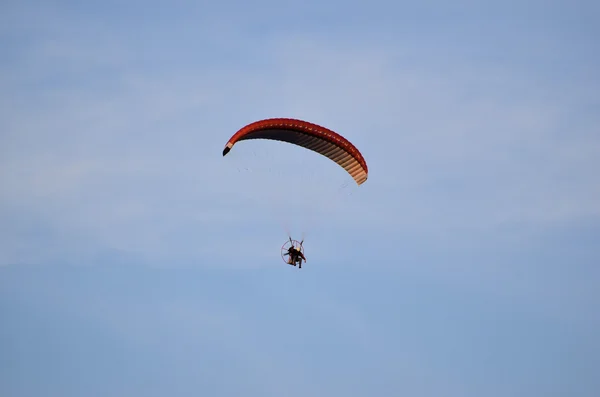 Parapendio in volo contro il cielo — Foto Stock