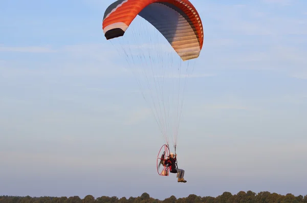 Gleitschirm im Flug gegen den Himmel — Stockfoto