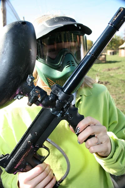 用标记枪 paintballer — 图库照片