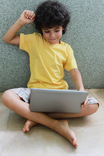 Pojke med laptop — Stockfoto